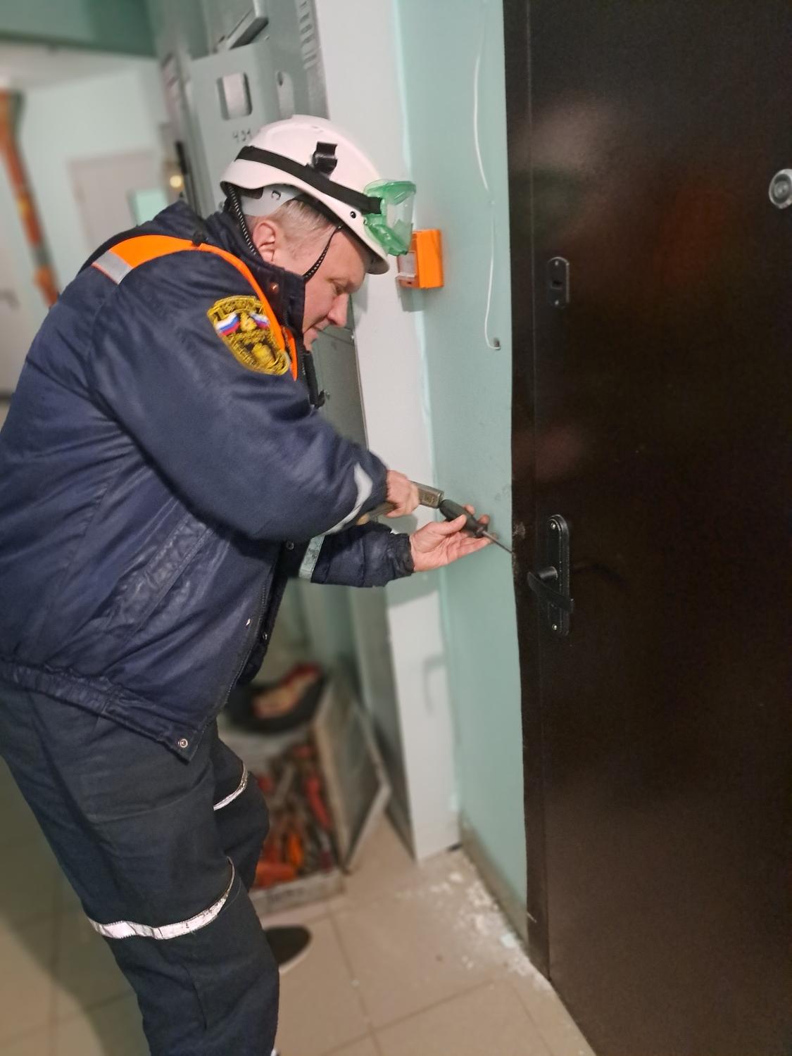 Спасатели помогли женщине получить медицинскую помощь Спасатели помогли женщине получить медицинскую помощь