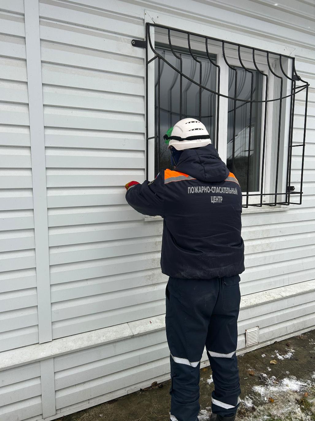 Спасатели обеспечили доступ врачам скорой помощи к больной женщие. Спасатели обеспечили доступ врачам скорой помощи к больной женщие.