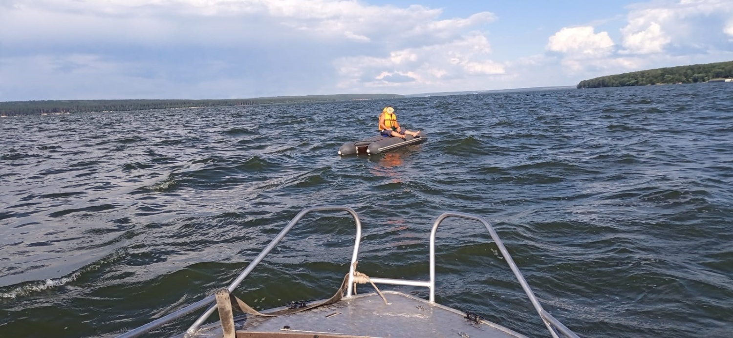 Спасатели оказали помощь рыбаку на Сурском водохранилище Спасатели оказали помощь рыбаку на Сурском водохранилище