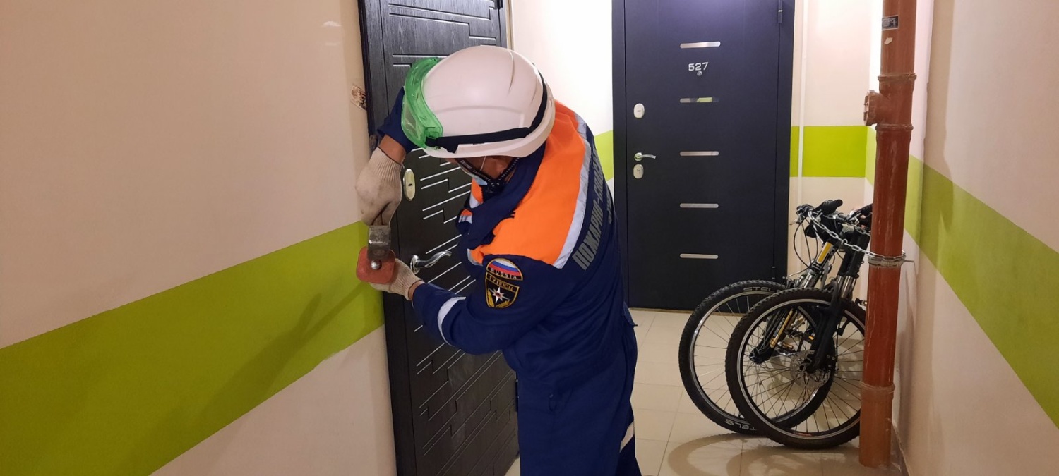 Спасатели помогли матери попасть в запертую квартиру к ребенку