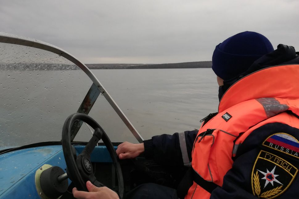 Спасатели продолжают профилактические рейды на Сурском водохранилище