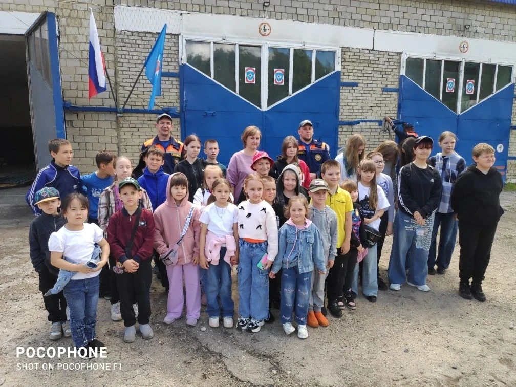 Пожарные провели экскурсию для школьников