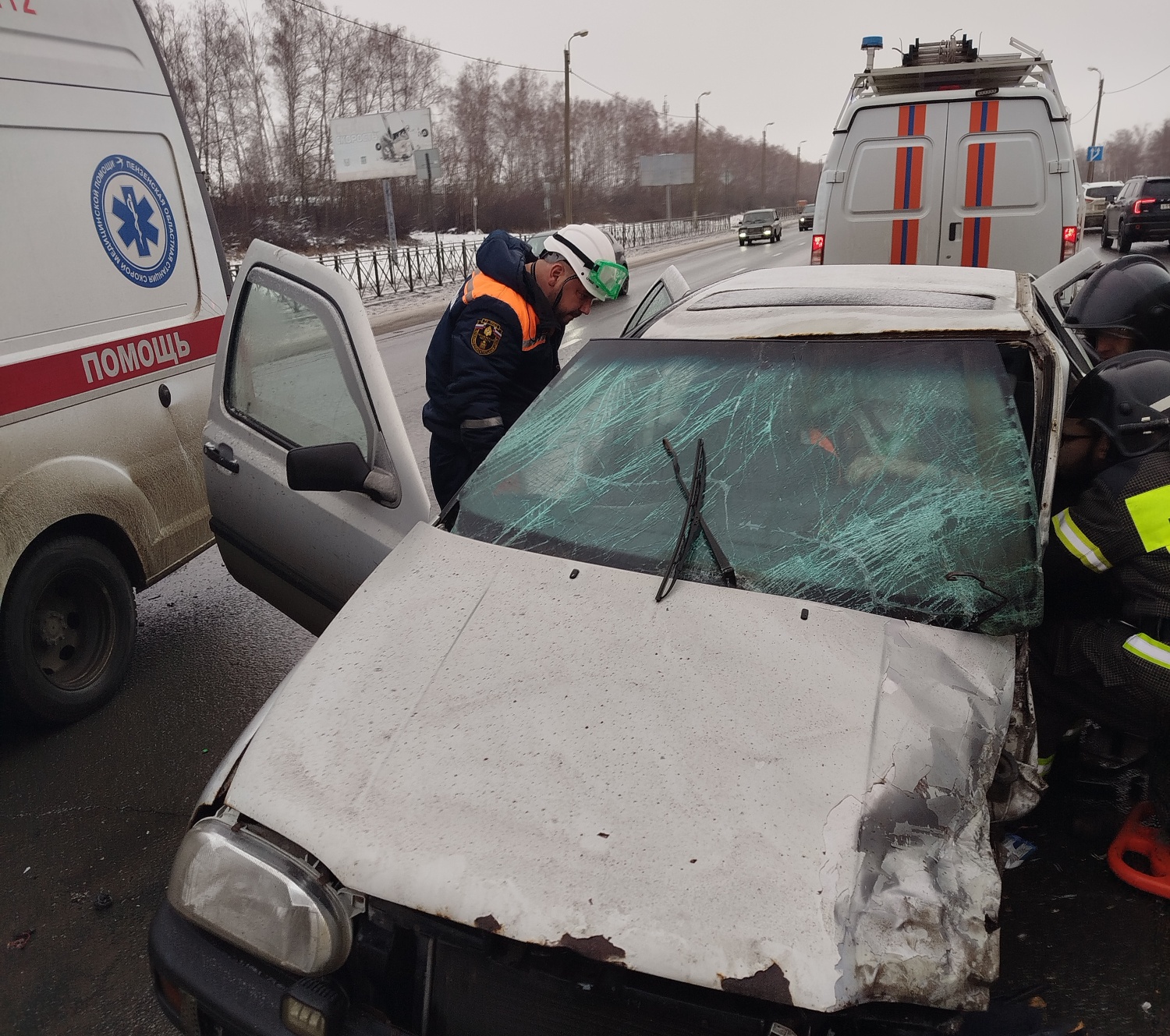 Спасатели деблокировали водителя, зажатого в автомобиле в результате ДТП Спасатели деблокировали водителя, зажатого в автомобиле в результате ДТП