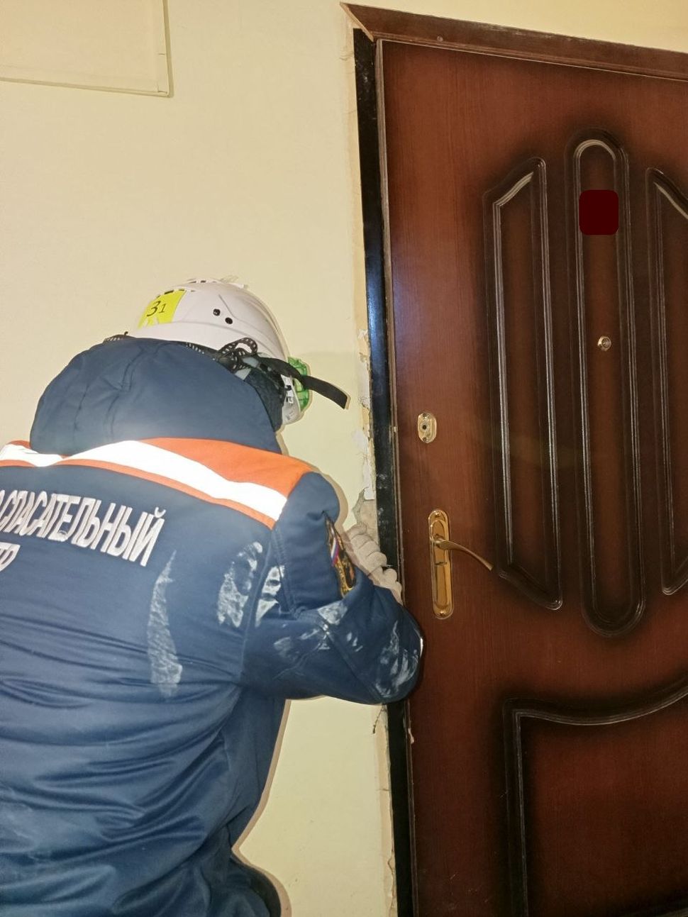 Спасатели обеспечили доступ в квартиру представителям полиции и родителям  малолетнего ребенка.