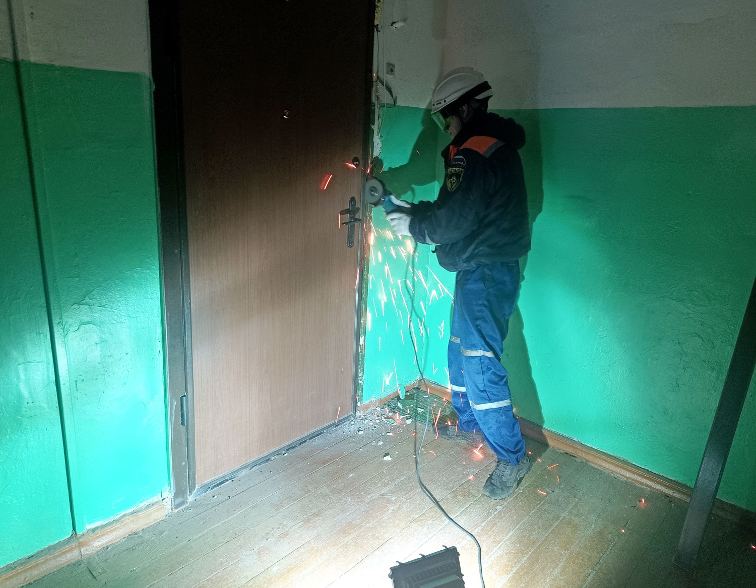 Спасатели помогли пожилой женщине получить медицинскую помощь