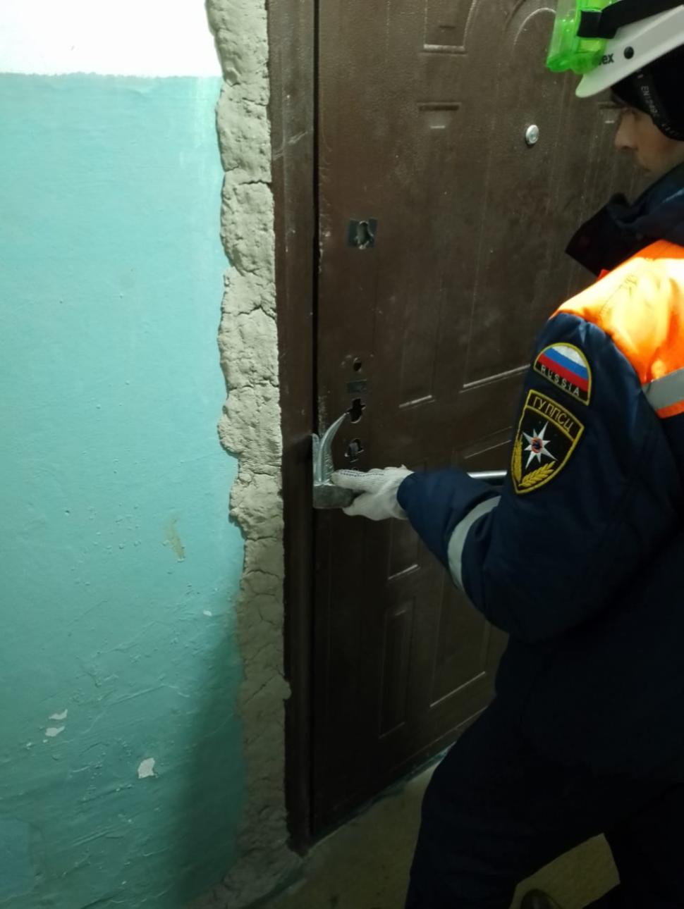 Спасатели обеспечили полицейским доступ в квартиру Спасатели обеспечили полицейским доступ в квартиру