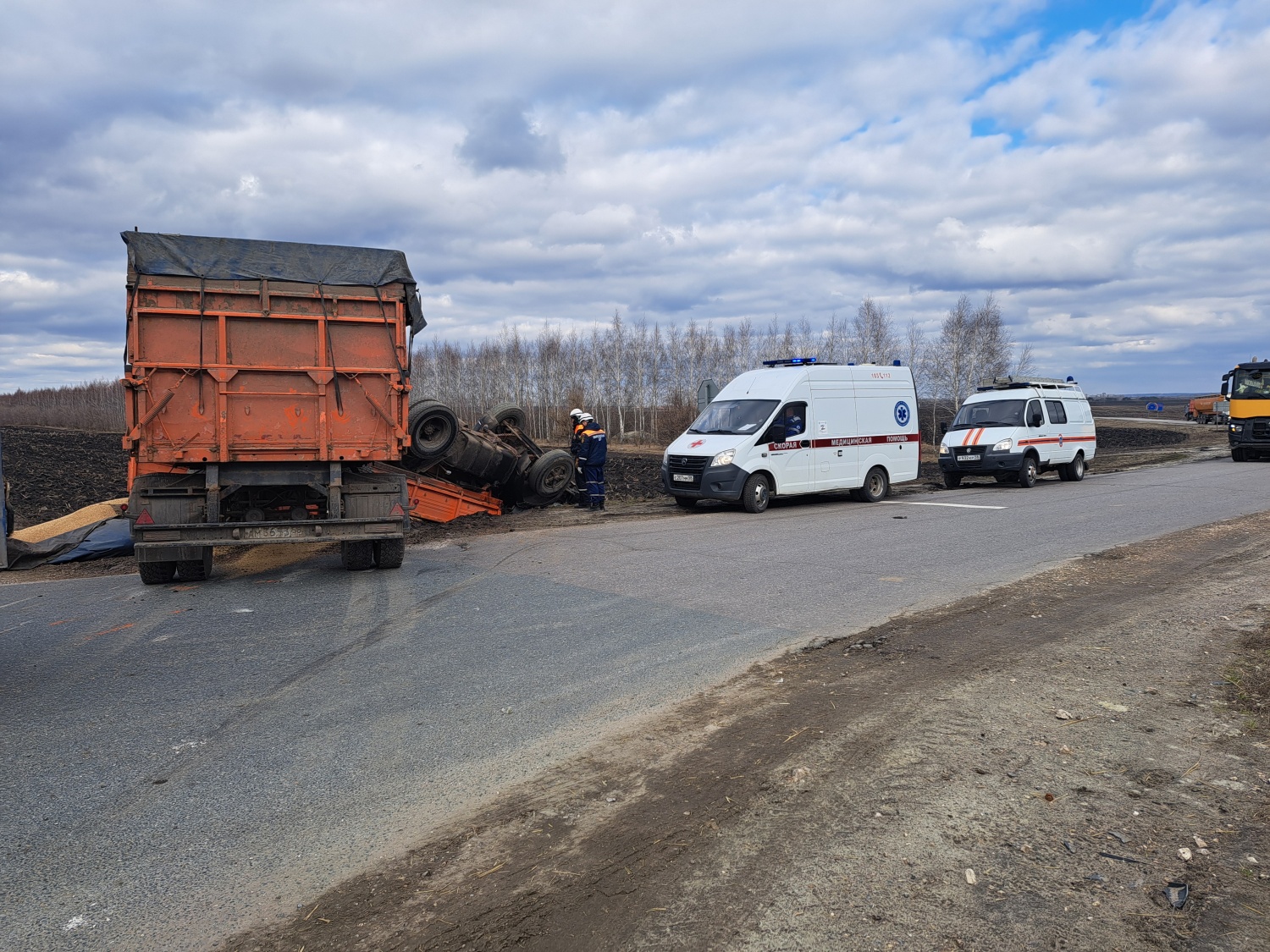 Спасатели приняли участие в ликвидации последствий ДТП