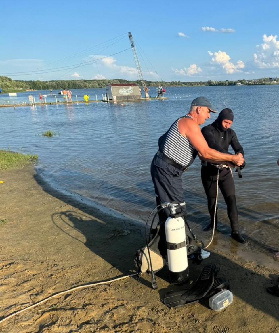 Водолазы извлекли тело мужчины из водоема в с. Засечное Водолазы извлекли тело мужчины из водоема в с. Засечное