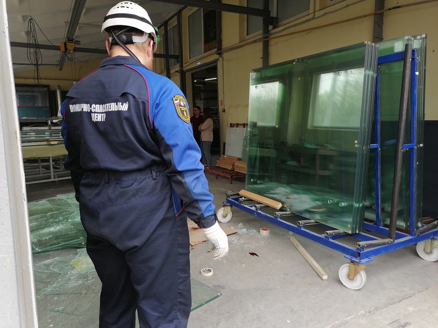 Спасатели транспортировали пострадавшую в карету скорой помощи