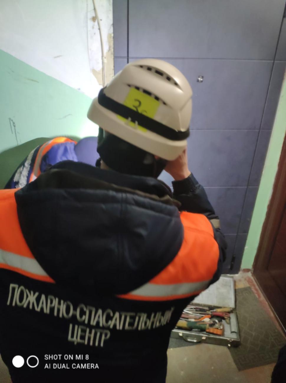 Спасатели помогли родственникам попасть в запертую квартиру к ребенку Спасатели помогли родственникам попасть в запертую квартиру к ребенку