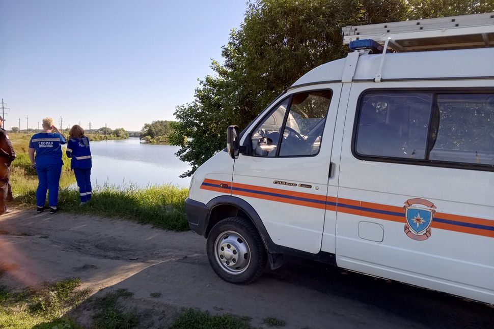 Спасатели извлекли тело мужчины из реки Сура