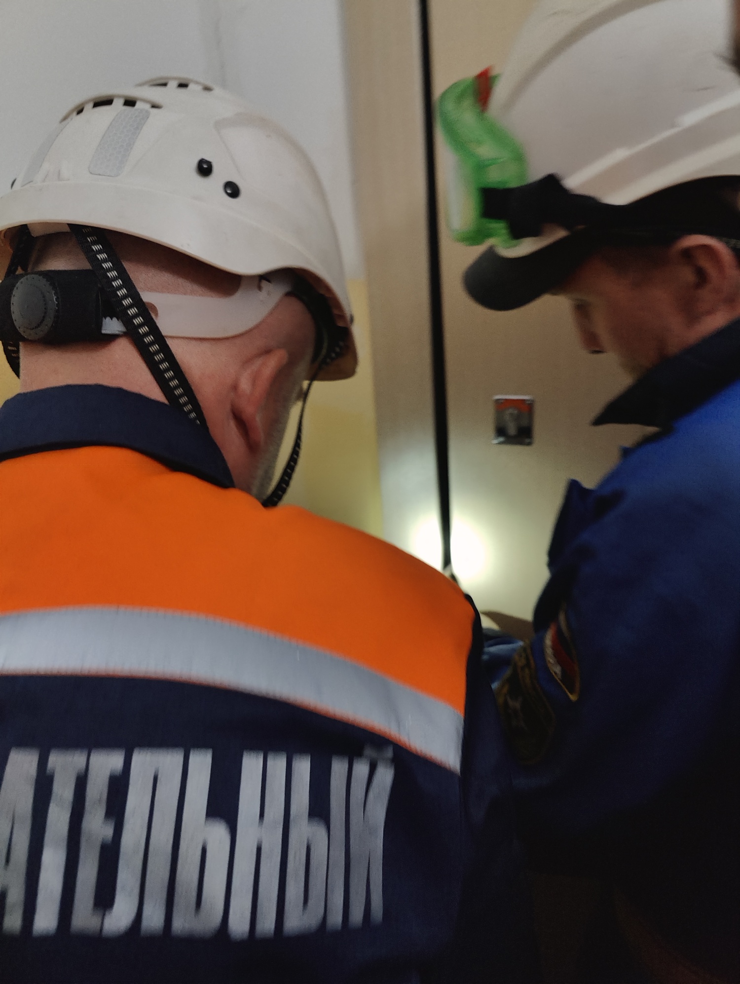 Спасатели помогли матери попасть в запертую квартиру к ребенку