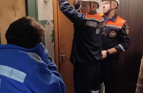 Спасатели помогли женщине получить медицинскую помощь