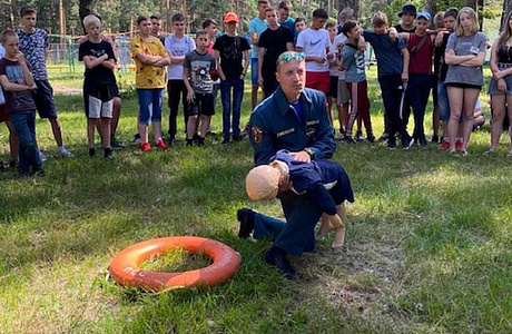 В рамках акции "Безопасное лето!" состоялась встреча в детском оздоровительном лагере "Заря".
