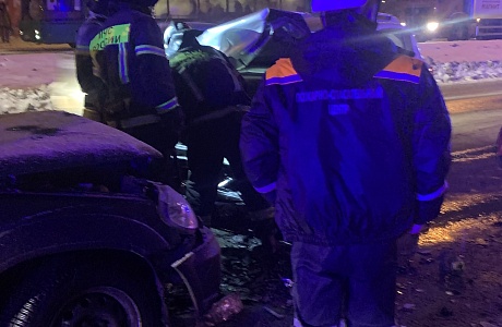 Спасатели приняли участие в ликвидации последствий ДТП Спасатели приняли участие в ликвидации последствий ДТП