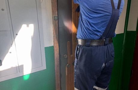 Спасатели помогли мужчине получить медицинскую помощь Спасатели помогли мужчине получить медицинскую помощь