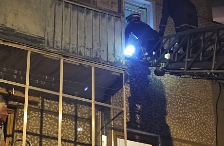 Спасатели обеспечили полицейским доступ в квартиру Спасатели обеспечили полицейским доступ в квартиру