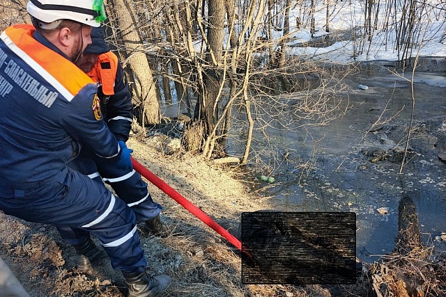 Спасатели извлекли из водоема тело мужчины Спасатели извлекли из водоема тело мужчины