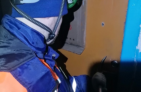 Спасатели обеспечили полицейским доступ в квартиру Спасатели обеспечили полицейским доступ в квартиру
