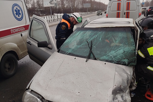Спасатели деблокировали водителя, зажатого в автомобиле в результате ДТП
