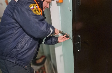 Спасатели помогли женщине получить медицинскую помощь