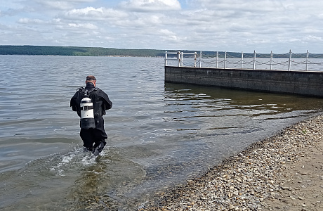 Спасатели-водолазы провели обследование водоема в районе пляжа санатория "Березовая роща".