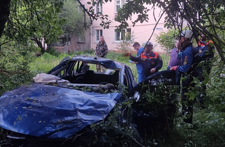 Спасатели деблокировали тело водителя, зажатого в автомобиле в результате ДТП Спасатели деблокировали тело водителя, зажатого в автомобиле в результате ДТП