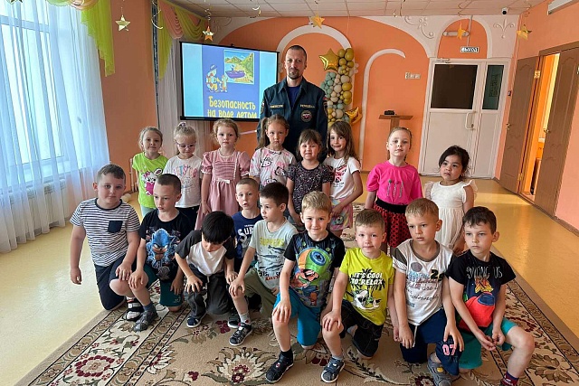 Спасатели провели занятие для малышей Спасатели провели занятие для малышей