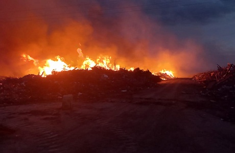 Пожарные ликвидировали возгорание свалки Пожарные ликвидировали возгорание свалки