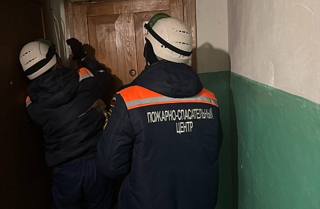Спасатели помогли родителям попасть в запертую квартиру к ребенку Спасатели помогли родителям попасть в запертую квартиру к ребенку
