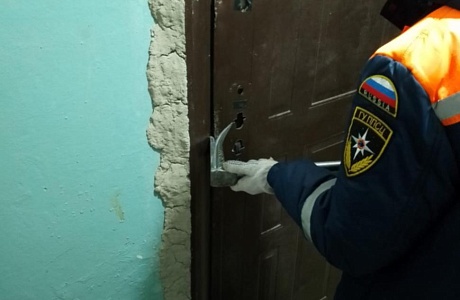 Спасатели обеспечили полицейским доступ в квартиру Спасатели обеспечили полицейским доступ в квартиру