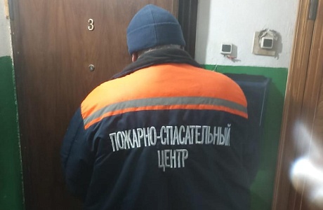 Пожарные помогли женщине получить медицинскую помощь