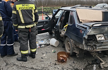 Спасатели деблокировали пострадавших в результате ДТП