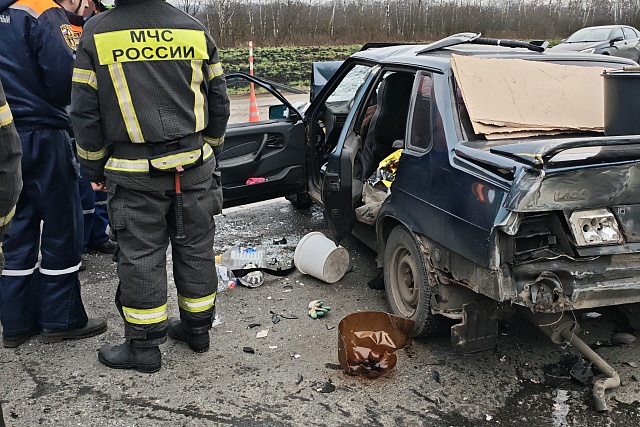 Спасатели деблокировали пострадавших в результате ДТП
