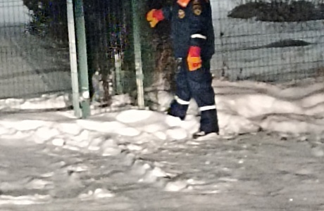 Спасатели деблокировали мужчину, застрявшего в заборе
