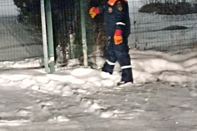 Спасатели деблокировали мужчину, застрявшего в заборе Спасатели деблокировали мужчину, застрявшего в заборе