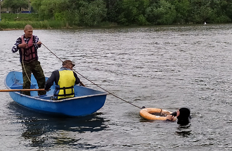 Проведены практические занятия по ведению спасательных работ на воде и оказанию первой помощи пострадавшему.