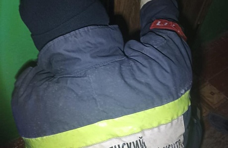Пожарные помогли женщине получить медицинскую помощь