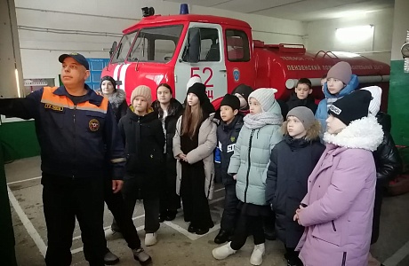 Пожарные провели экскурсию для школьников
