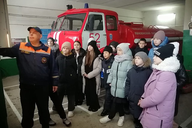 Пожарные провели экскурсию для школьников Пожарные провели экскурсию для школьников