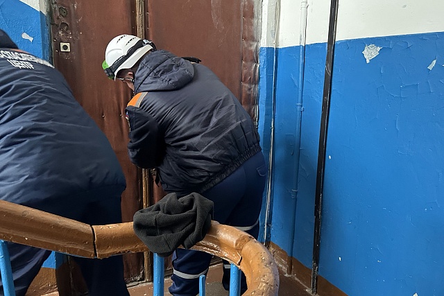Спасатели обеспечили доступ медработников к мужчине, нуждающемуся в неотложной медицинской помощи.