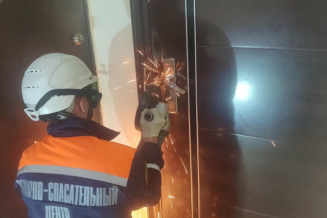 Спасатели помогли матери попасть в запертую квартиру к ребенку