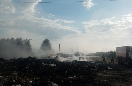 Пожарные ликвидируют возгорание свалки в Никольском районе Пожарные ликвидируют возгорание свалки в Никольском районе