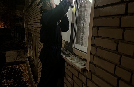 Спасатели помогли матери попасть в запертую квартиру к ребенку