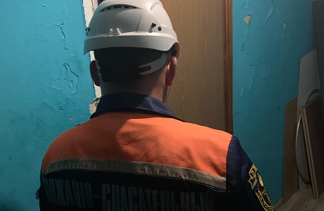 Спасатели обеспечили медикам доступ в квартиру Спасатели обеспечили медикам доступ в квартиру