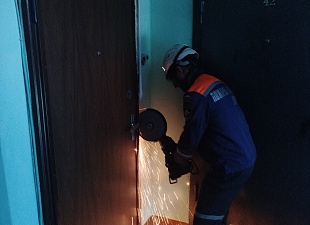 Спасатели помогли пожилой женщине получить медицинскую помощь Спасатели помогли пожилой женщине получить медицинскую помощь