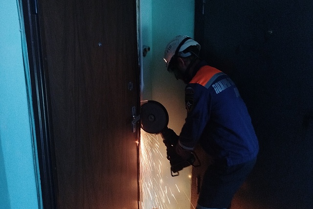 Спасатели помогли пожилой женщине получить медицинскую помощь