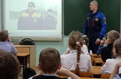 Спасатели провели занятие для школьников Спасатели провели занятие для школьников