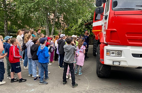 Пожарные провели занятие со школьниками