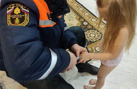 Спасатели освободили палец ребенка, застрявший в игрушке Спасатели освободили палец ребенка, застрявший в игрушке